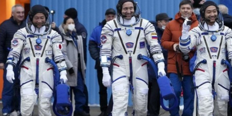 PAS 12 DITËVE UDHËTIM NË HAPSIRË/ Rikthehet në Tokë miliarderi japonez