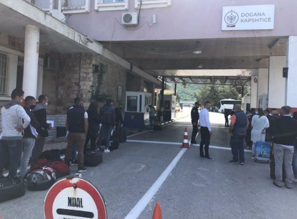 FESTAT E FUNDVITIT/ Fluks në pikën kufitare të Kapshticës, ja sa persona hynë në 24 orët e fundit