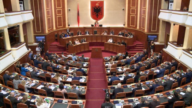 U NDA NGA JETA DISA DITË MË PARË/ Kuvendi i Shqipërisë mban 1 minutë heshtje për ish-senatorin Bob Dole