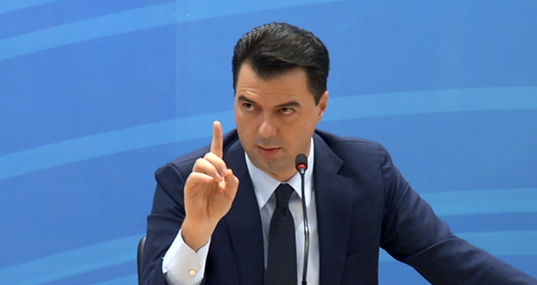 IRONIA E BASHËS/ “Tabaku e Ina Zhupa me kallashnikovë, Endri Hasa me murtaja e Flutura Açka me silenciator”