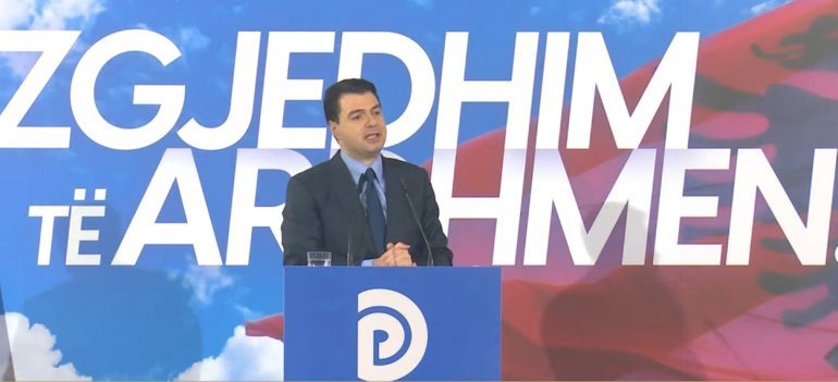 TAKIM ME DEMOKRATËT NË DIBËR/ Basha: Shqiptarët nuk ngrohin dot shtëpitë, Rama paguan 300 mijë euro për 25 këshilltarë