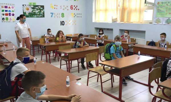 RRETH 21 MIJË NXËNËS MËSOJNË NË KLASA KOLEKTIVE/ MAS: Problem cilësia, të gjithë do i nënshtrohen testimit