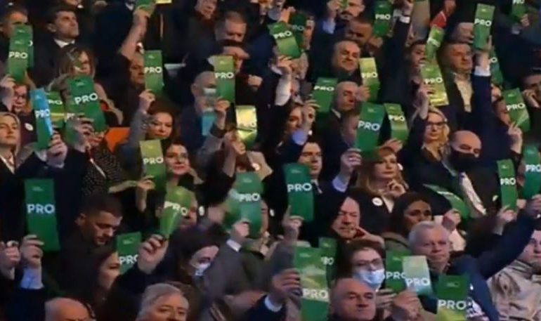 MOMENTI/ 5004 delegatë votojnë në shumicë “PRO”, Sali Berisha përjashtohet nga çdo funksion në PD