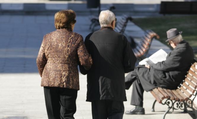 KATEGORITE/ Çfarë duhet të dinë pensionistët dhe si do të bëhet shpërndarja e shpërblimeve te fundvitit