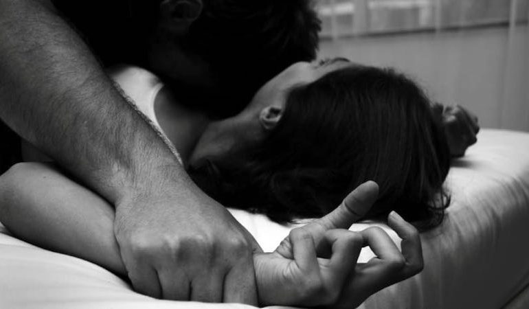 SHOKUESE NË MAT! 47-vjeçari përdhunon 12-vjeçaren dhe më pas e kërcënoi që të…