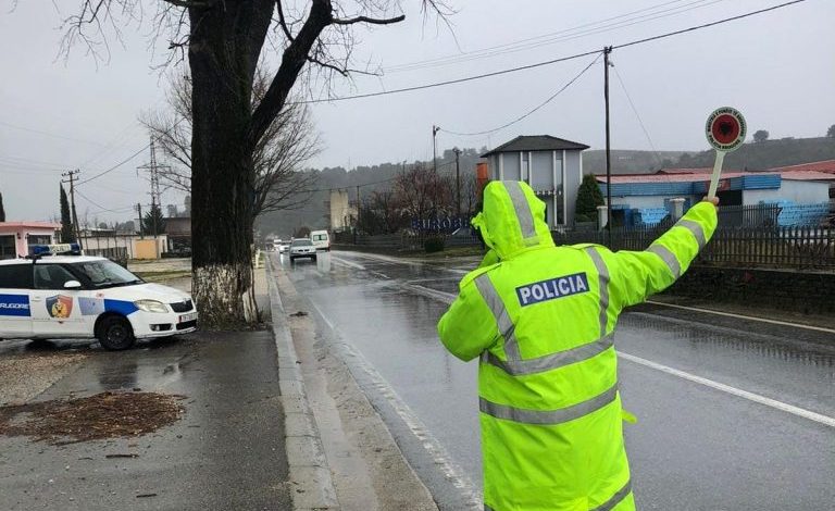“KA PREZENCË TË LARTË UJI…”/ Policia thirrje shoferëve në Gjirokastër: Ecni me kujdes dhe ruani distancën