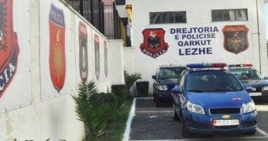 POLICIA ZBULON APARTAMENTIN E DYSHIMTË NË LEZHË/ rrestohen 3 persona: Çfarë u gjet brenda