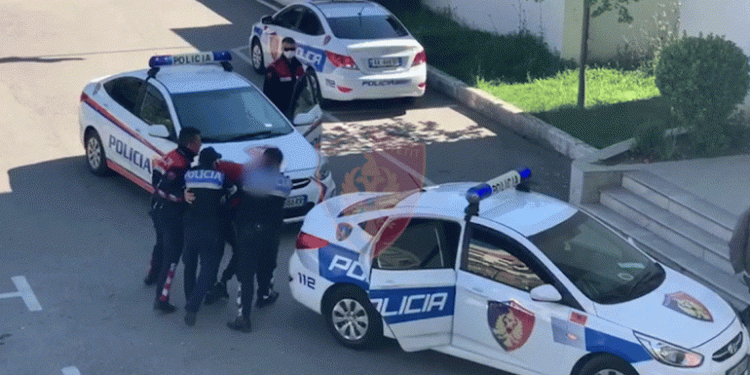 NDODH EDHE KJO/ I mori kartën e bankës 42-vjeçarit dhe tërhoqi para, prangoset gruaja hajdute në Tiranë