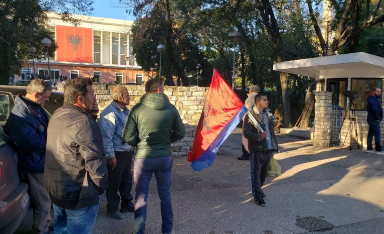 DALIN FOTOT/ Protesta e Berishës në orën 16:00, militantët fillojnë të mblidhen në selinë e PD