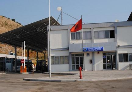 POLICIA AKSION/ Gjenden 3 armë zjarri, 2 granata dore me ndezës, si dhe 120 fishekë në Qafë-Botë