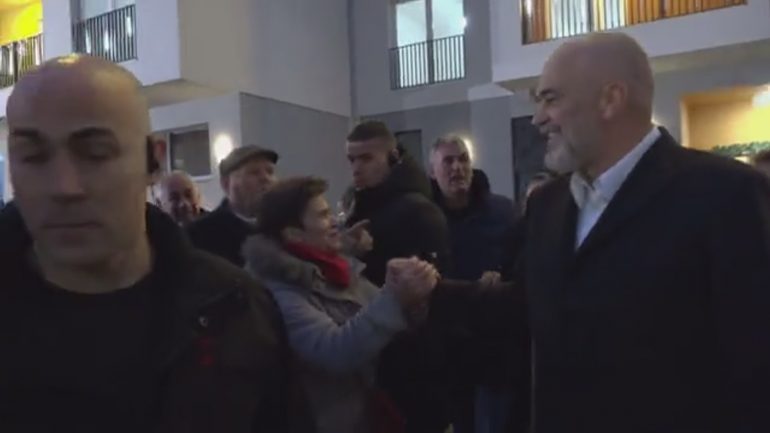 BATUTAT/ Qytetarja në Lezhë qan hallin, Rama ironizon Bashën: Prisje shtëpi nga Luli? Mirë që s’ta ka bërë se do ngelje brenda me bravë