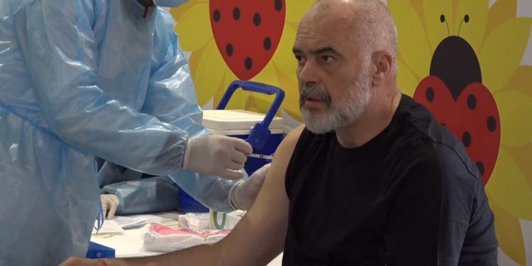 FOTOLAJM/ Momenti kur kryeministri Edi Rama merr dozën e tretë të vaksinës