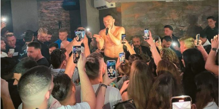 MES FEMRAVE DHE LUKSIT/ Tepelenasi që “pushtoi” club-et greke. Fëmijëria skëterrë e reperit dhe humbja e vëllait