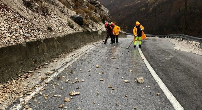 RESHJET E DENDURA TË SHIUT/ ARRSH: Kujdes në lëvizje, reduktoni shpejtësinë dhe respektoni…
