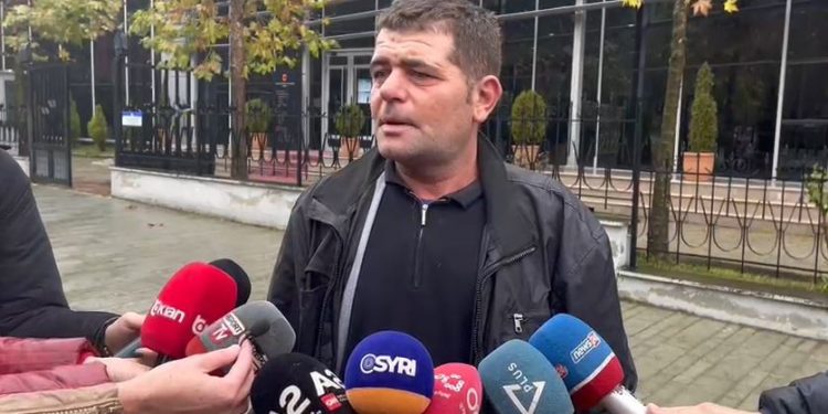 SHQIPTARI U VETËVRA NË FURGONIN E POLICISË GREKE/ TRONDIT vëllai: E kanë vrarë gardianët…