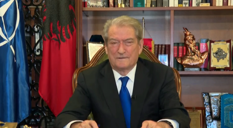NJË DITË PARA KUVENDIT/ Berisha thirrje delegatëve: Ejani pavarësisht shiut, të rithemelojmë PD, për revolucionin e…