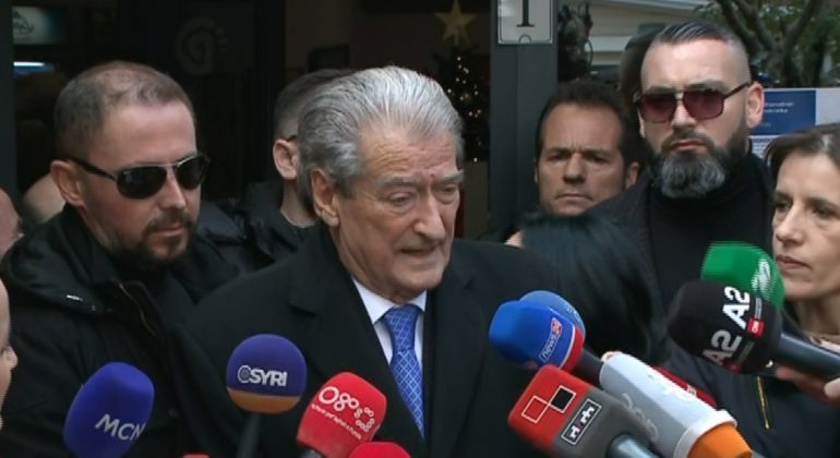 SKANDALI NË GJYKATEN E TIRANËS/ Petrit Çomo lejon të gjykojë përplasjen në PD, burri i sekretares personale të Sali Berishës