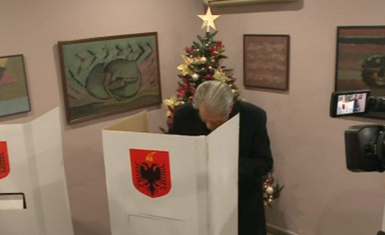 “DITË HISTORIKE PËR LIRINË…”/ Ja momenti kur Berisha voton për shkarkimin e Bashës te “Bar Amerika”