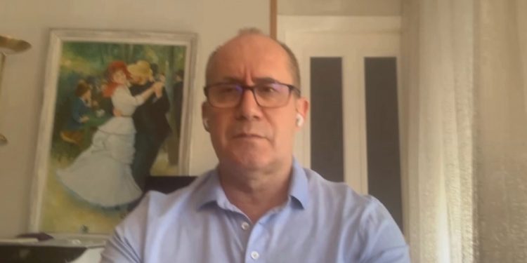 “VAKSINOHUNI, RREZIKOJMË…”/ Mjeku Sallabanda: Omicron po përhapet me shpejtësi