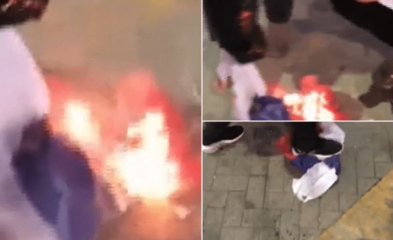 PROTESTA E BERISHËS/ Tym e flakë përpara Kryeministrisë, protestuesit djegin dhe shkelin flamurin e Serbisë