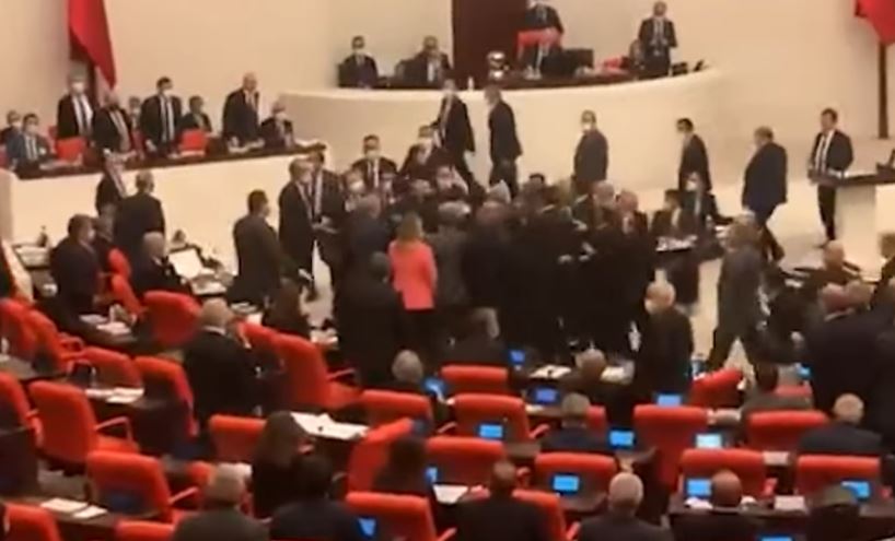 PAMJET/ Plas keq sherri në Parlamentin e Turqisë, deputetët rrihen me grushte e shkelma