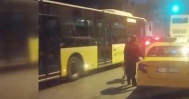 PAMJET E FRIKSHME/ Sherr me pasagjeren, taksisti e hedh në gomat e autobusit