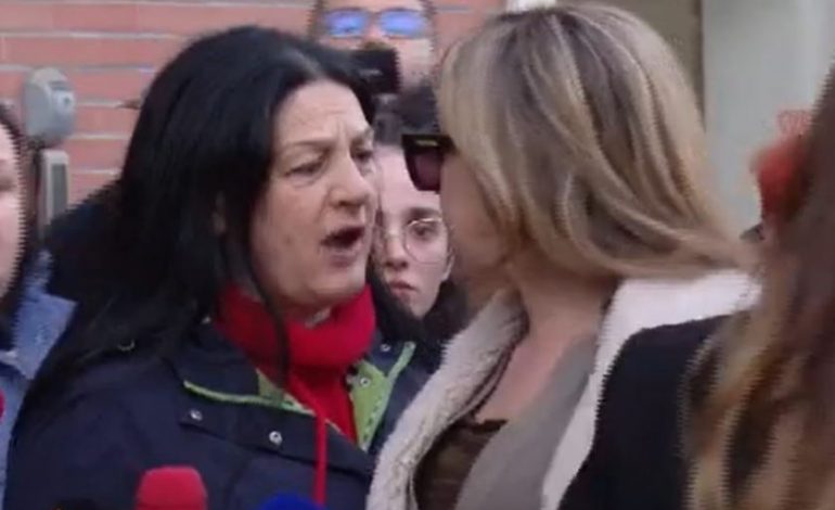 “MOS MË PREK ME DORË”/ Mbështetësja e Bashës përplaset me Evi Kokalarin: Sa rrugë Amerikë-Shqipëri ke…