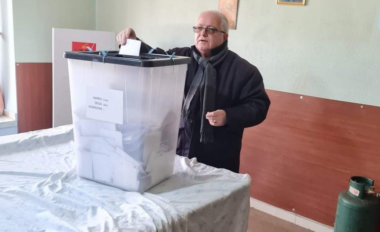 ÇUDIA NË REFERENDUMIN E BERISHËS/ Kutia e votimit mbi bilardo, ja ku voton Edmond Spaho