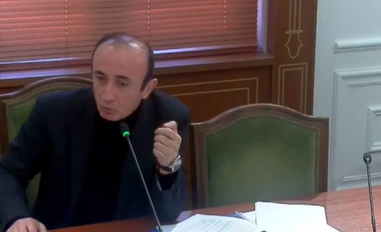 “CHECK-UP, A KETCHUP”/ Deputeti i PD shkakton të qeshura: Nuk di mirë anglisht (VIDEO)