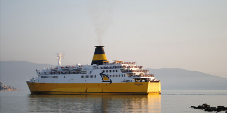 MOTI I KEQ/ Trageti i linjës Vlorë-Brindisi nuk ankorohet në port. Ndalohet lundrimi për mjetet e vogla