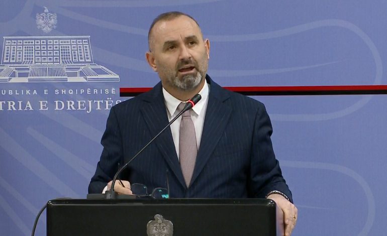 KORRUPSION NË KADASTËN E DURRËSIT/ Manja: Kemi konstatuar dy raste. Situatë problematike edhe me dhënien e lejeve…