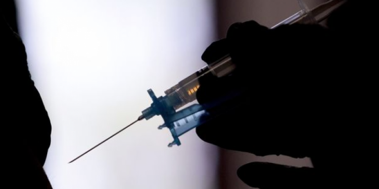 STUDIMI/ Shkencëtarët britanikë: Tre doza vaksine mund të parandalojë variantin Omicron