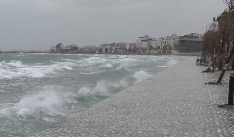 MOTI I KEQ/ Pezullohet lundrimi i anijeve të vogla në Vlorë, mbërrin 7 orë me vonesë trageti nga Italia