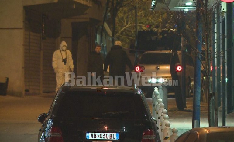 VRASJA NË KODËR KAMËZ/ Makina e djegur me targa të huaja, brenda saj një automatik