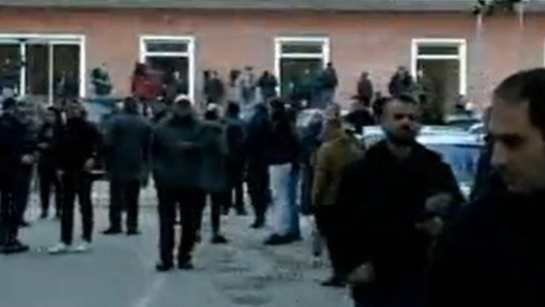 PARA PROTESTËS/ Incident në oborrin e PD-së: Hajde dil përjasht, o legen! Të q*** robt. Ja çfarë po ndodh