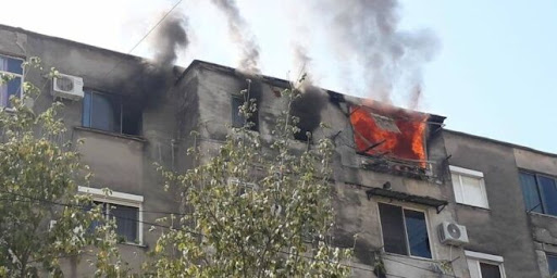 E RËNDË/ U asfiksua nga zjarri, ndërron jetë gruaja nga Maliqi