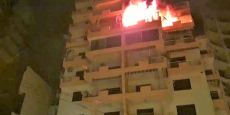 PANIK TEK ISH BLLOKU/ Përfshihet nga flakët një apartament në katin e 8 në Tiranë