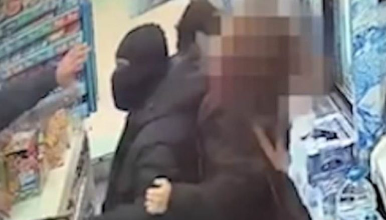 FUTET NË SUPERMARKET PËR TË GRABITUR ARKËN/ Qytetarja përplaset me grabitësin, e nxjerr duarthatë