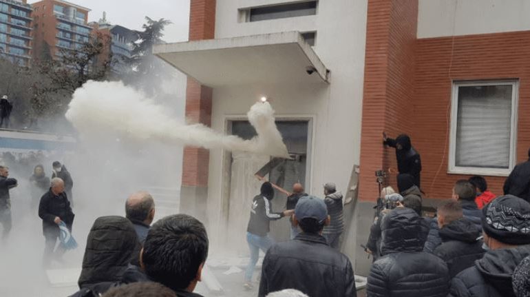 DEKLARATA E FORTË/ Sekretari i PD-së: Protestuesit lyen dyert dhe dritaret me benzinë, donin t’i vinin flakën selisë