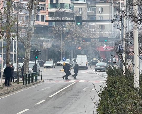 KAOSI NË TIRANË/ Policia hedh gaz, mbështetësit e Berishës vrapojnë. Rruga mbushet me ambulanca