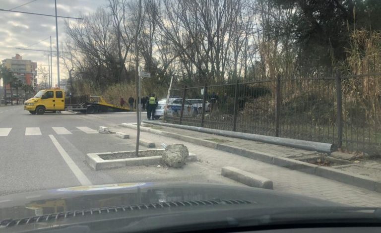 AKSIDENT NË DURRËS/ Makina del nga rruga dhe përfundon në kanal