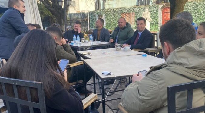 PAMJET/ Mbështetësit e Berishës i shkojnë në seli, Basha vijon i qetë kafen me gazetarë
