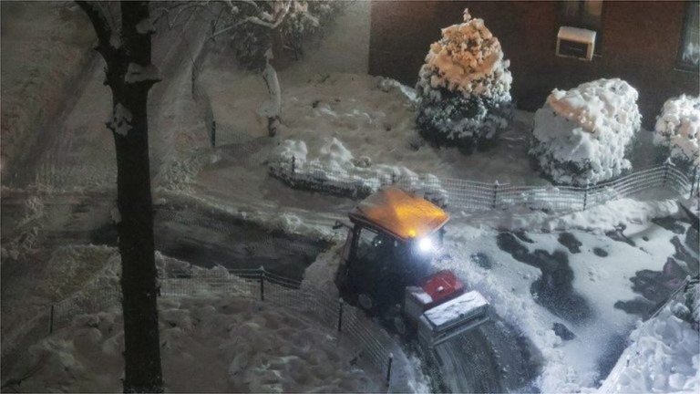SHBA GODITET NG STUHIA E DËBORËS/ Pesë shtete shpallin gjendjen e emergjencës (FOTO)