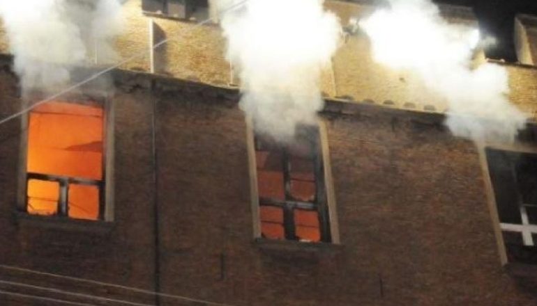 ZJARR NË TIRANË/ Përfshihet nga flakët një qendër studimi për fëmijë një orë pas mesnate