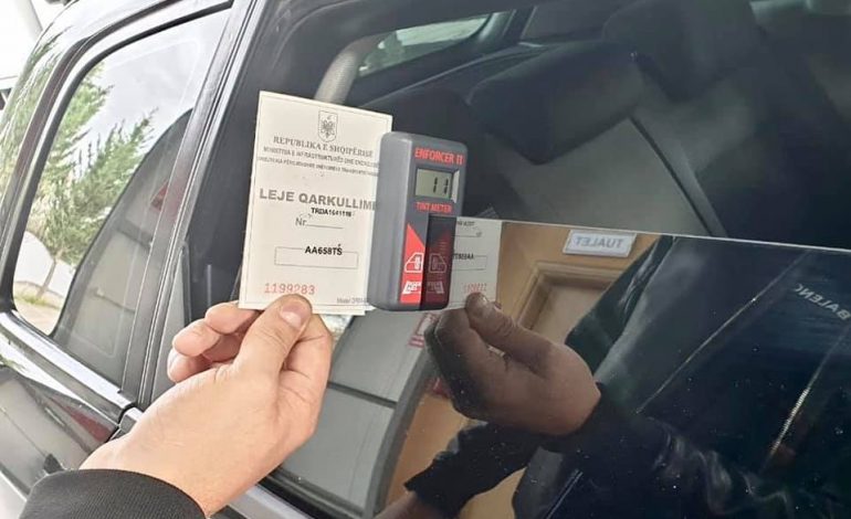 E PËSON KEQ 23-VJEÇARI NË TIRANË/ Falsifikoi certifikatën për xhamat e errët të makinës. Policia…