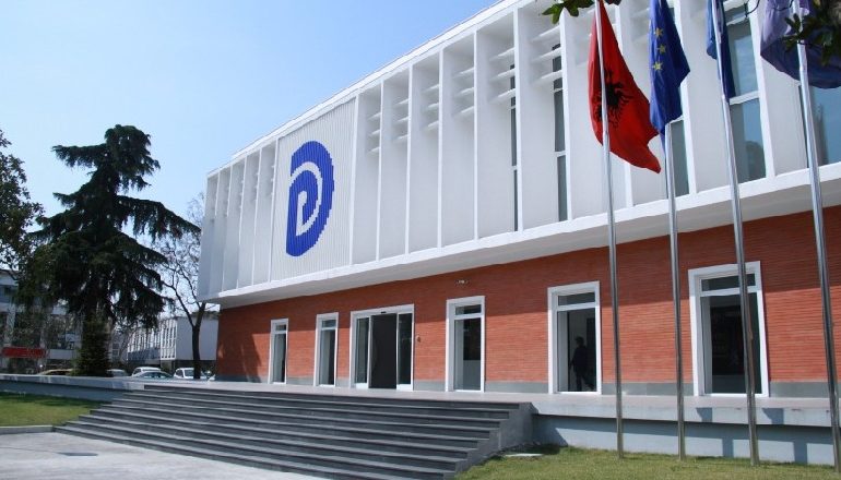 BERISHA SOT PROTESTË ME SIMPANTIZANTËT E TIJ PËR TË RRËZUAR BASHËN/ Selia e PD i pret me dyer të mbyllura, blindohet edhe kryeministria