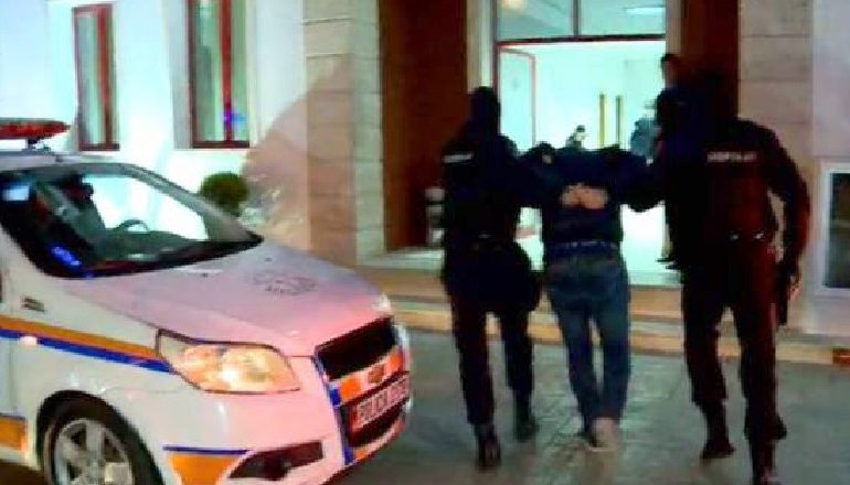 KAPET ME AUTOMATIK/ Arrestohet i riu në Tiranë, ja çfarë i gjeti tjetër policia