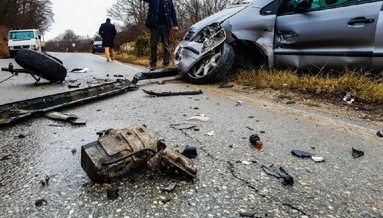 E RËNDË/ Aksident i trefishtë në aksin Fushë Krujë-Thumanë. Plagoset pasagjerja, dërgohet në spital