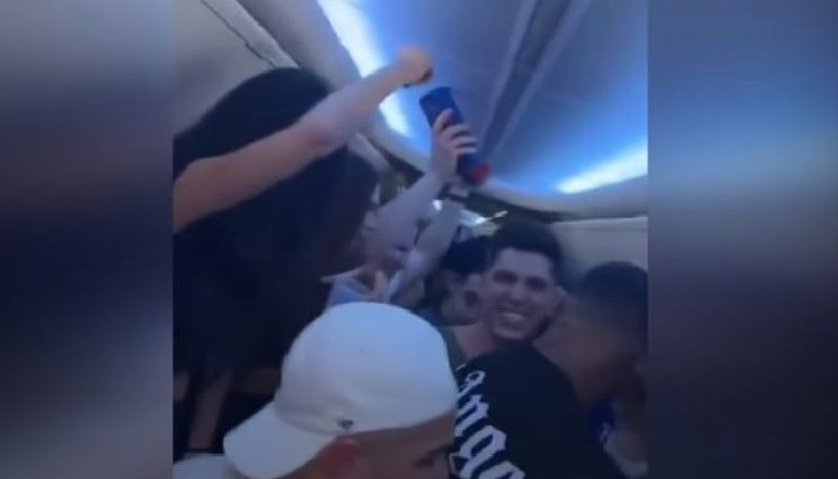 ALKOOL DHE MUZIKË/ Të rinjtë nga Kanadaja shndërrojnë avionin në një club nate