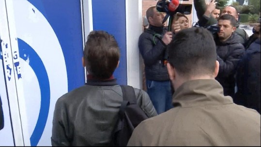 MBËSHTETËSIT E BERISHËS SHKOJNË NË SELINË BLU/ Edhe sot i gjejnë dyert e kyçura